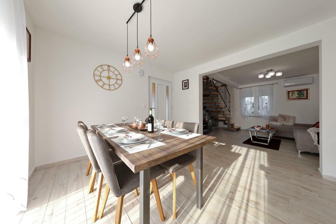Holiday Home Hrast Debeljak Exterior foto