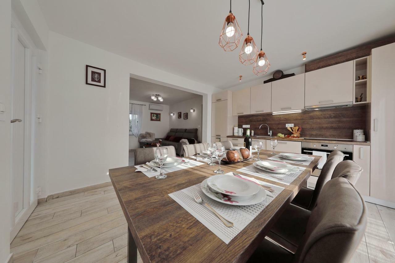 Holiday Home Hrast Debeljak Exterior foto