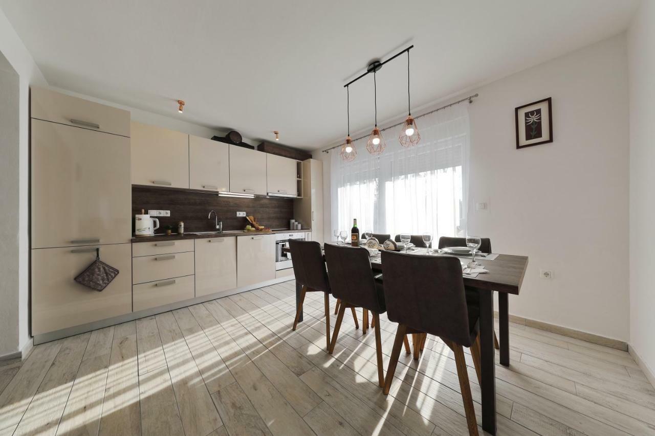 Holiday Home Hrast Debeljak Exterior foto