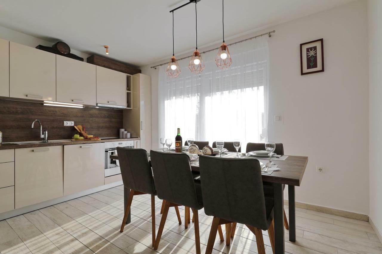 Holiday Home Hrast Debeljak Exterior foto