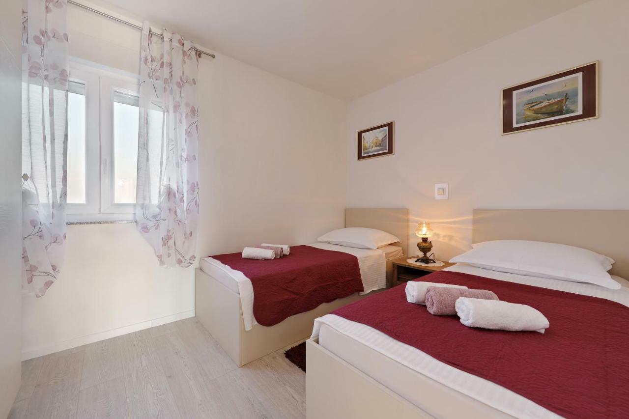 Holiday Home Hrast Debeljak Exterior foto